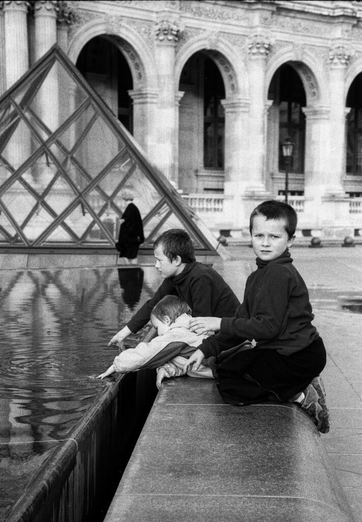 alexandra soroko trio in louvre street b&w photography